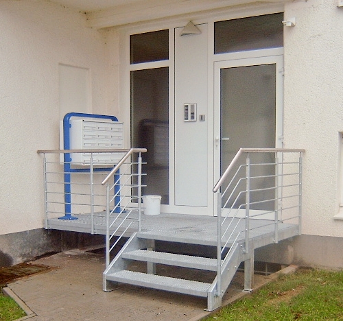 Haustür mit feststehendem Seitenteil , freistehende Briefkastenanlage. Treppenanlage und Geländer verzinkt mit Edelstahlhandlauf