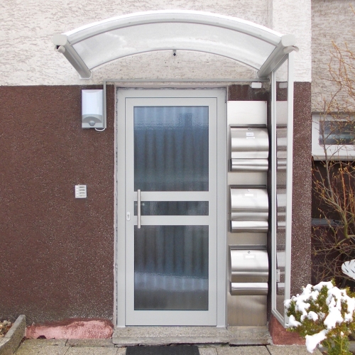 Tür, Dach und Seitenteil gepulvert, Griff und Briefkastenanlage Edelstahl